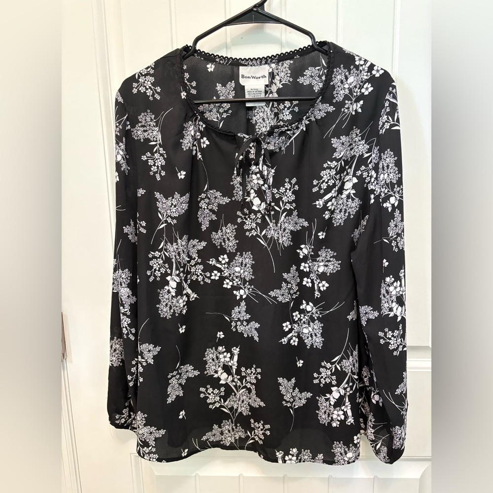 Bon Worth Black and White sheer Floral Top. Neckline tie. Size Medium Petite.